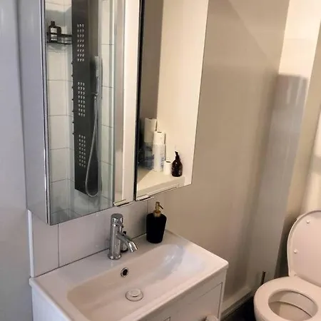 Logement, Vue Sur 1 Min Du Metro Apartment *
